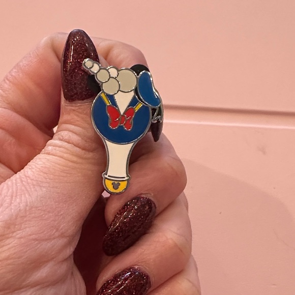 Disney Accessories - WDW Hidden Mickey 2025 Wave B Donald Duck Bubble Wand pin